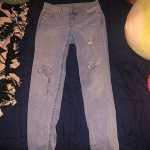 These are Calvin Klein distressed jeans in size 28. A light wash and super cute!